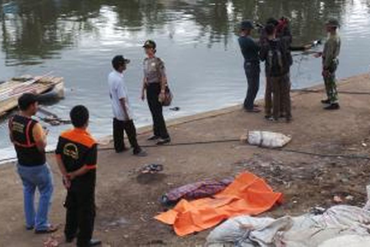 Mayat bayi ditemukan mengambang di Kali Ciliwung, Kanal Banjir Barat, Minggu (5/1/2014). Rencananya Gubernur DKI Jakarta Joko Widodo akan melaksanakan kerja bakti di sana.
