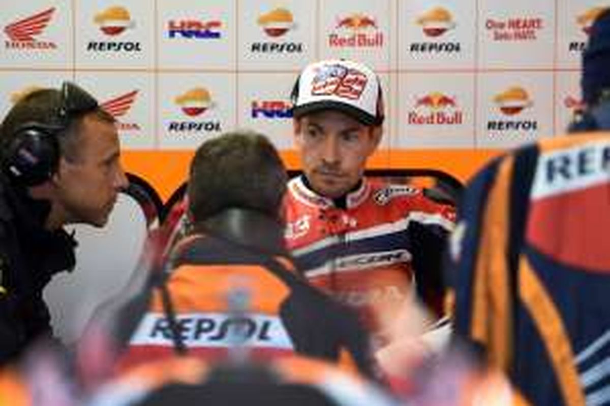 Pebalap Repsol Honda asal Amerika Serikat, Nicky Hayden, mendengarkan krunya ketika menjalani sesi latihan bebas keempat GP Australia di Sirkuit Phillip Island, Sabtu (22/10/2016).