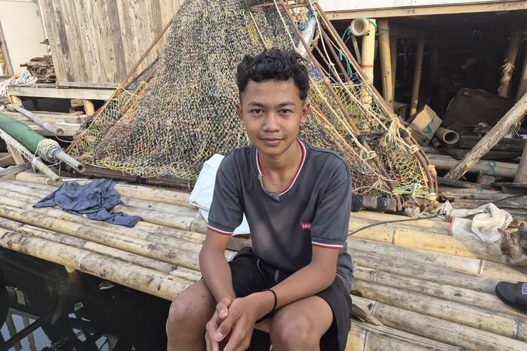 Alih-alih Main Saat Libur Sekolah, Gen Z Ini Rela Bertarung dengan Ombak demi Orangtua