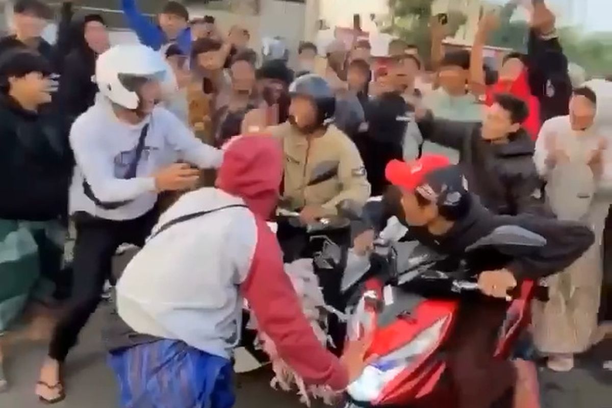 Sejumlah orang tengah menyaksikan aksi balap liar yang kerap dilakukan jelang waktu berbuka dan selepas waktu subuh di beberapa ruas jalan di Kecamatan Soreang, Kecamatan Kutawaringin, dan Kecamatan Margaasih, Kabupaten Bandung, Jawa Barat, Rabu (5/3/2025)