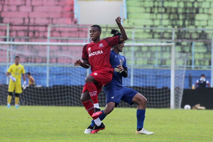 Pemain baru Madura United Hugo Gomes do Santos Silva berduel dengan Pemain Arema FC saat latih tanding yang berakhir dengan skor 2-2 di Stadion Kanjuruhan Kepanjen Kabupaten Malang, Jawa Timur, Senin (15/03/2021) sore.