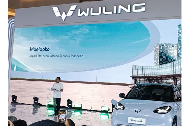 Ketua Umum Perkumpulan Industri Kendaraan Listrik Indonesia (Periklindo) Moeldoko saat menghadiri peluncuran Wuling BinguoEV bertajuk ?The Launch of Wuling BinguoEV? yang digelar di Grand Atrium, Kota Kasablanka, Jakarta Selatan, Jumat (15/12/2023).