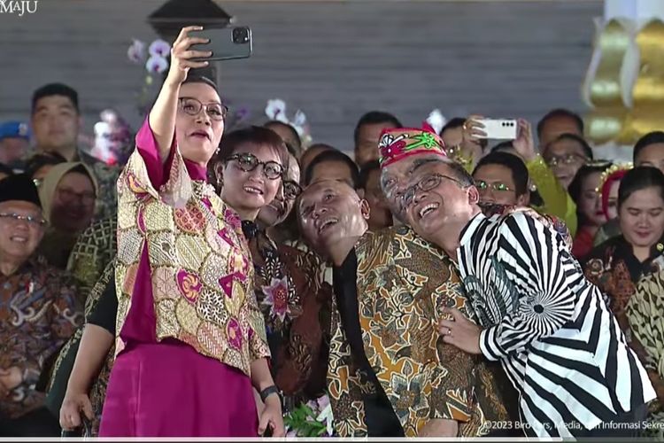 Menteri Keuangan Sri Mulyani sampai Menteri Pekerjaan Umum dan Perumahan Rakyat (PUPR) Basuki Hadimuljono bertingkah saat melintasi catwalk parade Istana Berbatik di depan Presiden Joko Widodo, Minggu (1/10/2023).