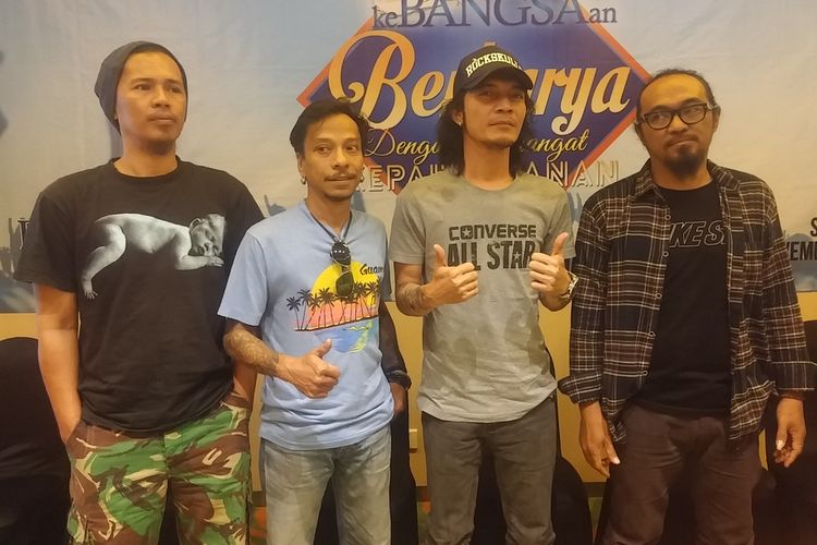 Hubert Henry Limahelu (kaus biru) bersama anggota grup band Boomerang