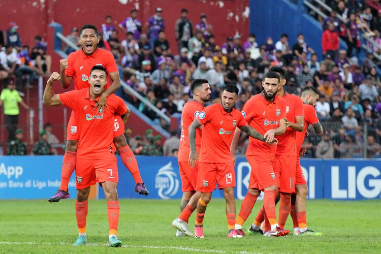 Pemain Borneo FC Matheus Pato dan Muhammad Fajar Fathurrahman selebrasi seusai menjebol gawang Persik Kediri saat pertandingan pekan 4 Liga 1 2022-2023 yang berakhir dengan skor 1-2 di Stadion Brawijaya Kediri, Jumat (12/8/2022) sore.