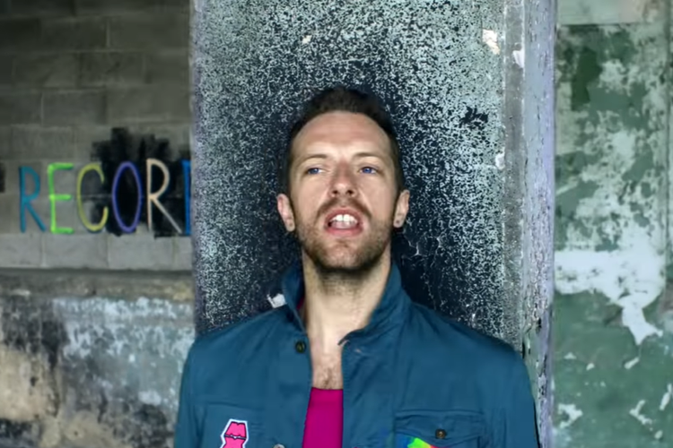 Coldplay dalam video klip lagu Every Teardrop is a Waterfall