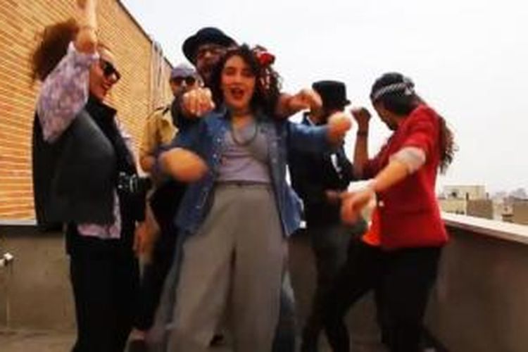 Dalam foto yang diambil dari video yang diunggah ke situs YouTube ini terlihat para pemuda dan pemudi Iran tengah bernyanyi dan menari diiringi lagu 