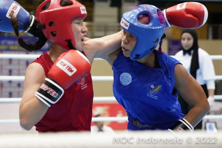 Kickboxer Indonesia Amanda Loupatty (biru) saat bertarung melawan Mimi Yoysaykham asal Laos di Bac Ninh Gymnasium, Minggu (8/5). Kredit foto: NOC Indonesia/Merah Putih Group/Louis Figo