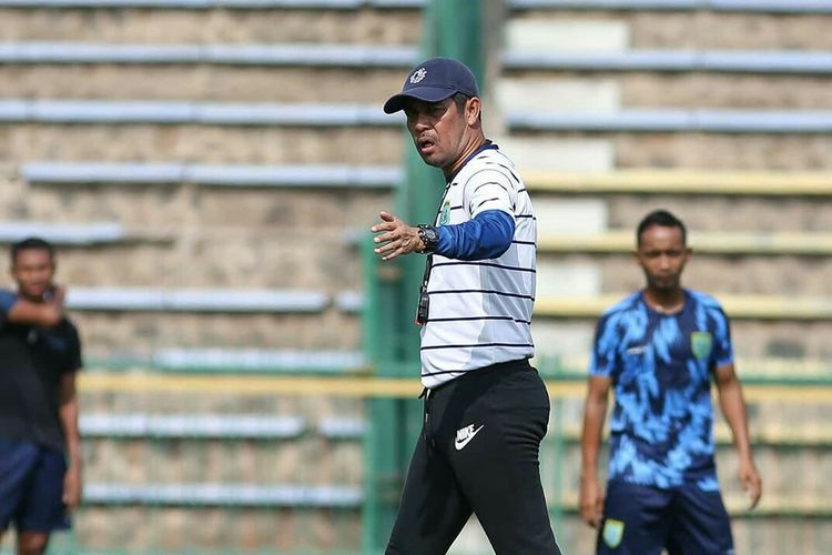 Pelatih Persela Lamongan, Nil Maizar memimpin latihan rutin untuk persiapan liga 1 2020 di Stadion Tri Dharma Gresik, Jawa Timur, Kamis (30/01/2020) pagi.