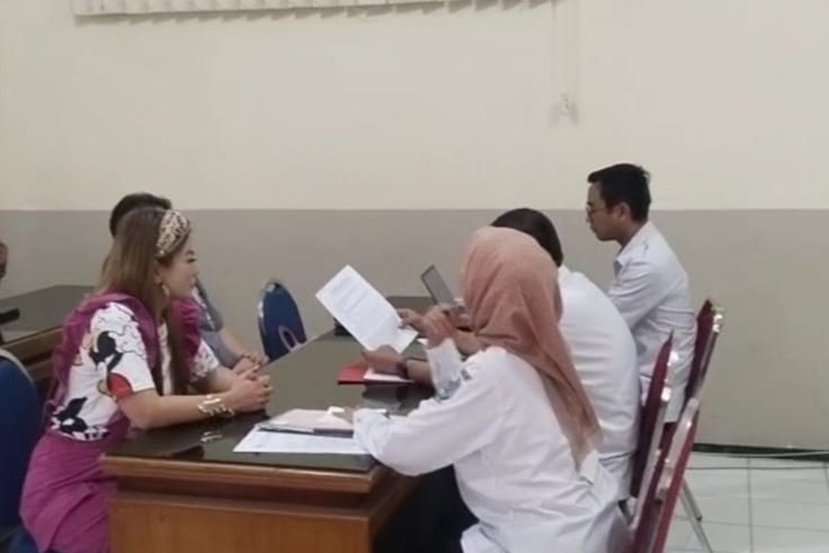 Pengusaha Surabaya, Diana saat Disnakertrans Jatim menggelar Berita Acara Pemeriksaan Ketenagakerjaan (BPAK) pada Rabu (16/4/2025).