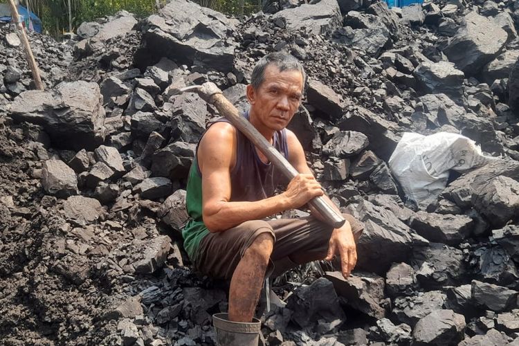 Pekerja penakil atau pemecah batubara di lokasi tambang rakyat Desa Darmo, Kecamatan Lawang Kidul, Kabupaten Muara Enim, Provinsi Sumatera Selatan