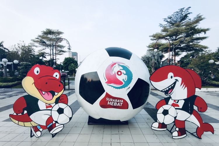 Ornamen bebentuk maskot Kota Surabaya, Suro dan Boyo sebagai pendukung Piala Dunia U17 2023 Indonesia yang terpasang di depan Balai Kota Surabaya, Jawa Timur, Minggu (21/10/2023) siang.