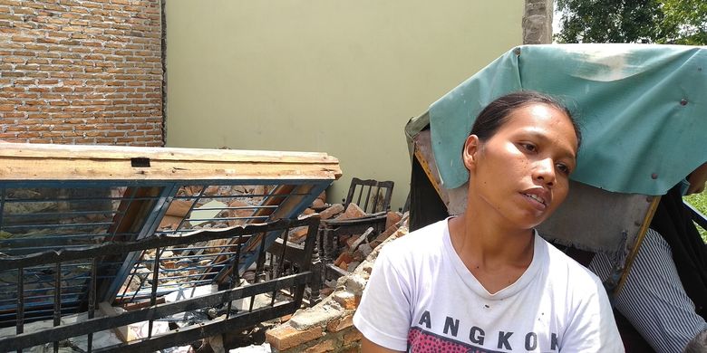 Sri Hardiyanti (30) menceritakan kisahnya saat angin puting beliung berputar dan mengakibatkan kerusakan parah di rumahnya pada Rabu (7/4/2021) sore.