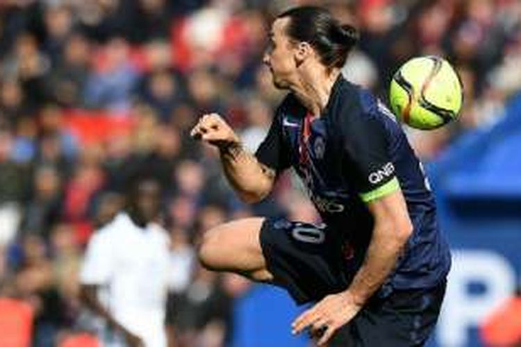 Aksi Zlatan Ibrahimovic saat Paris Saint-Germain menjamu Caen di Parc des Princes, Sabtu (16/4/2016). 