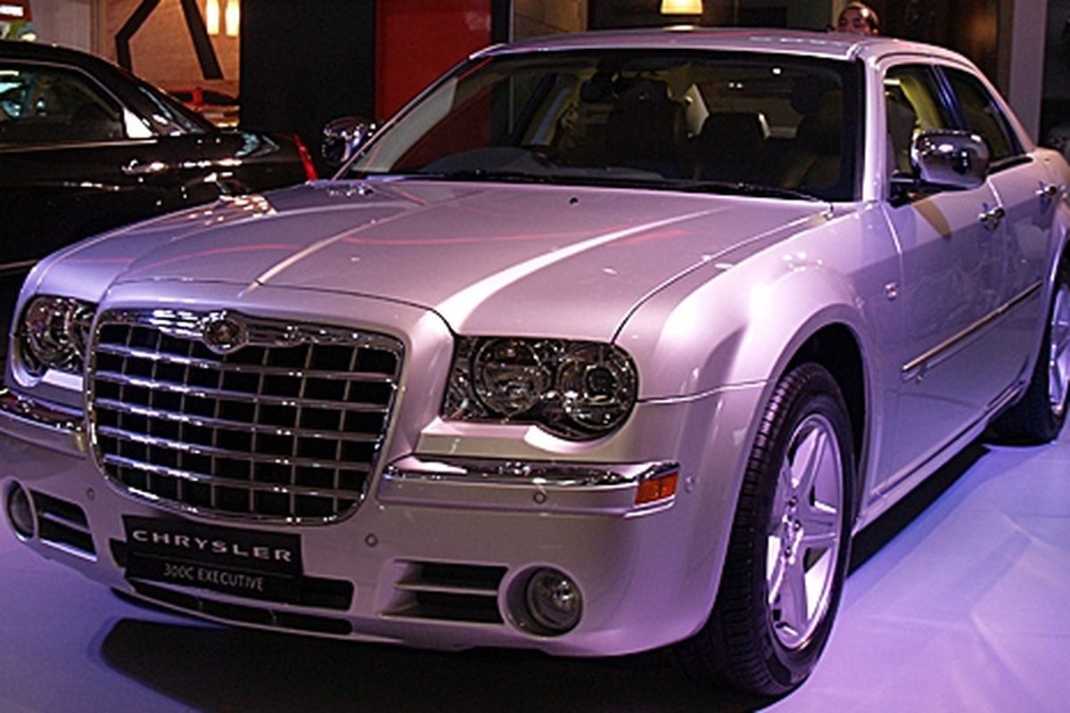 Chrysler 300C Executive juga diperkenalkan di Indonesia