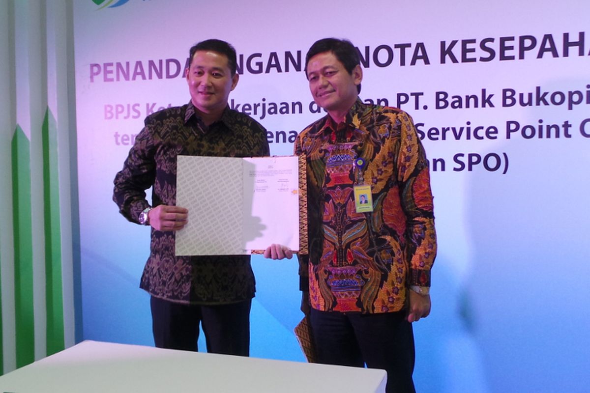 Penandatanganan nota kesepahaman (MoU) antara Direktur Komersial Bank Bukopin Mikrowa Kirana (kanan) dan Direktur Pelayanan BPJS Ketenagakerjaan Krishna Syarif (kiri) untuk layanan service point office (SPO). Penandatanganan dilakukan di Menara Sentraya, Jakarta Selatan, Selasa (20/6/2017).
