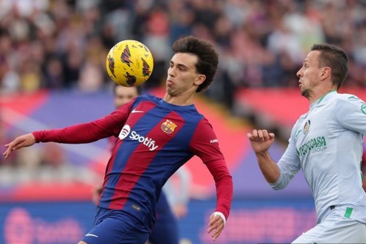 Penyerang Barcelona, Joao Felix, dikawal oleh gelandang Getafe, Nemanja Maksimovic, dalam pertandingan La Liga di Estadi Olimpic Lluis Companys, Barcelona, Sabtu (24/2/2024).  