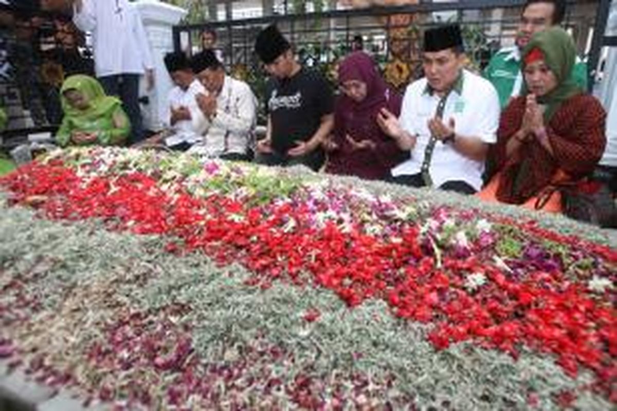 Usai silaturahmi dengan pengurus Muslimat NU Jombang dalam rangkaian kampanye Pemilihan Gubernur Jatim, Senin (19/8/2013), Khofifah Indar Parawansa mengajak pentolan grup band Dewa, Ahmad Dhani untuk berziarah ke makam KH Abdurrahman Wahid.