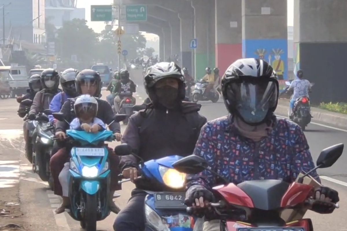 Pengendara motor beramai-ramai melawan arus di Jalan Laksamana Malahayati arah Cawang menuju Bekasi, Kalimalang, Jakarta Timur, Senin (13/3/2023).