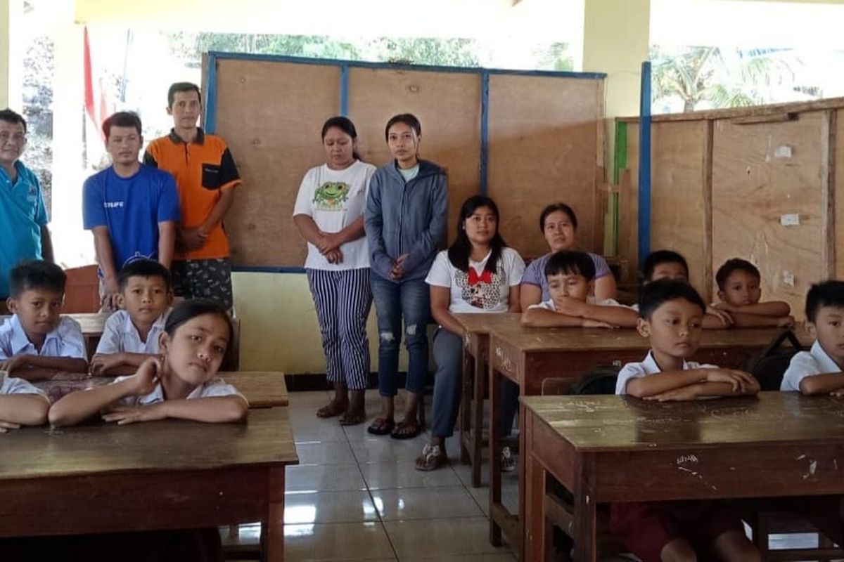 Pelajar SD N 2 Tepus saat belajar mengajar di Balai Padukuhan,