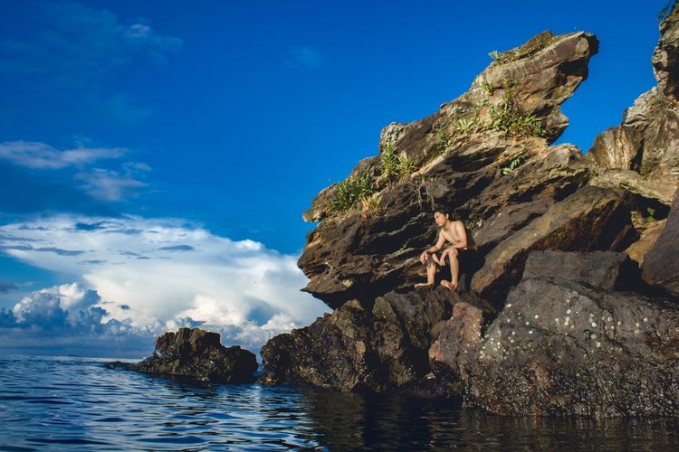 Seorang laki-laki menikmati pemandangan pantai di Balikpapan, Kalimantan Timur.