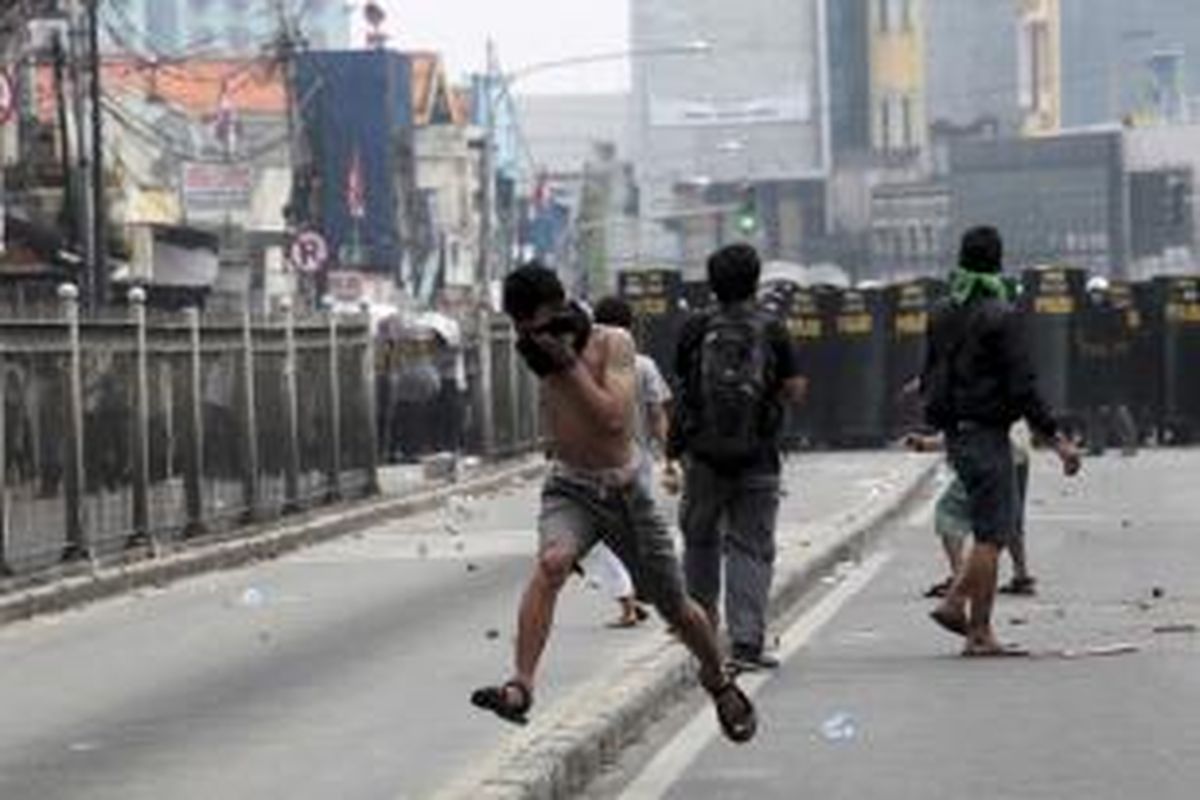 Kerusuhan antara warga dan aparat saat pembongkaran rumah di Kampung Pulo, Jakarta Timur, Kamis (20/8/2015). Pembongkaran rumah di bantaran kali ini dilakukan untuk normalisasi Kali Ciliwung.