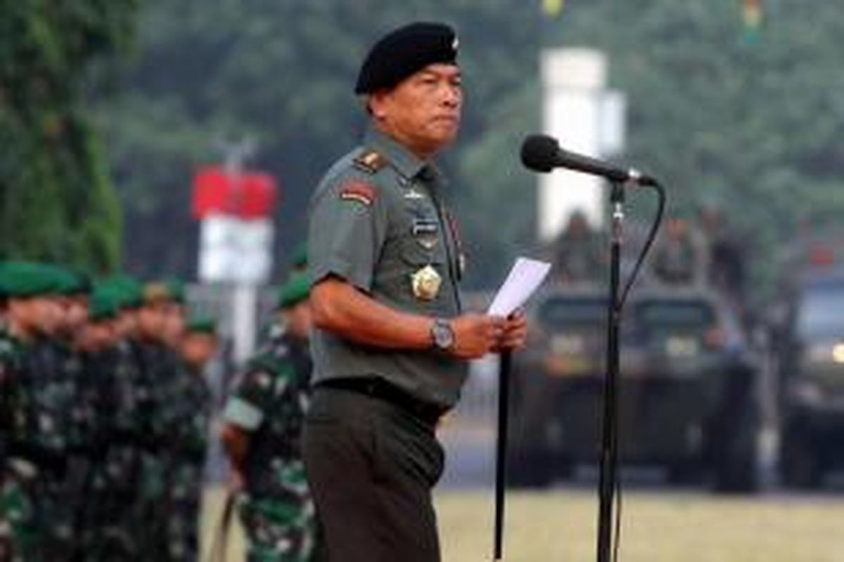 Panglima TNI, Jenderal Moeldoko, memimpin apel siaga menjelang pelantikan presiden dan wakil presiden terpilih, di Parkir Timur Senayan, Jakarta Pusat, Kamis (16/10/2014). Apel gabungan ini melibatkan 2.400 personel dari tiga angkatan di TNI dan Polri untuk pengamanan acara pelantikan 20 Oktober mendatang. 