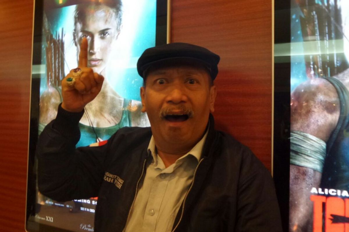 Pelawak Polo Srimulat berpose usai wawancara di Plaza Senayan, Jakarta Pusat, Selasa (13/3/2018) malam.