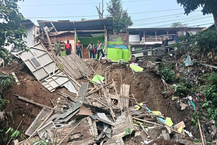 Longsor di Bantaran Sungai Sukabumi, Rumah Warga Ambruk dan Rusak Berat
