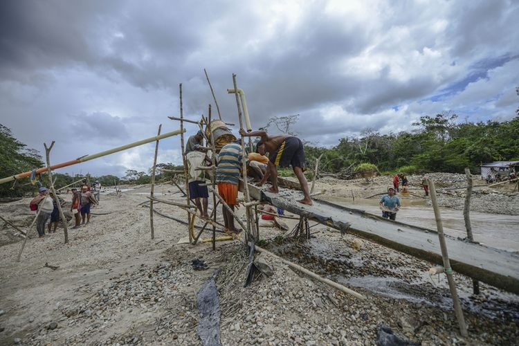Sejumlah pria bekerja di sebuah tambang emas di tepi sungai El Callao, Bolivar, Venezuela Tenggara, Jumat (24/2/2017). Di penambangan ilegal itu, sejumlah warga bekerja dengan tingkat risiko keselamatan tinggi demi menyambung hidup.