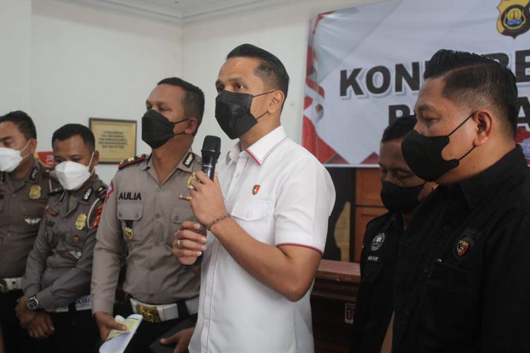 Direktur Reserse Kriminal Umum Polda Jambi, Kombes Pol Andri Ananta saat memberikan keterangan kepada sejumlah awak media di Mapolda Jambi, Kamis (4/8/2022)