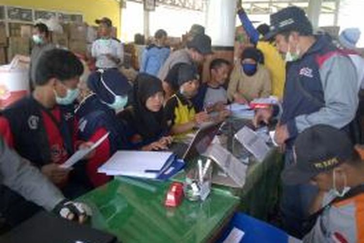Suasana di posko pengungsian Pujon Malang, jumlah pengungsi terus bertambah. Minggu (16/2/2014).