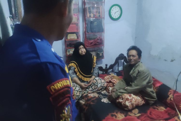 Foto: Kondisi korban kapal karam yakni Sanugi (50) ketika dikunjungi Satpolairud Polres Situbondo pada Minggu (26/2/2023)