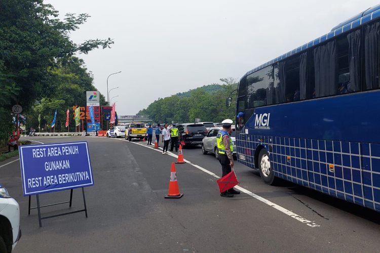 Polisi menerapkan buka tutup rest area Tol Cipularang KM 125, Kota Cimahi, Jawa Barat pada puncak arus balik libur Tahun Baru 2024, Senin (1/1/2024).