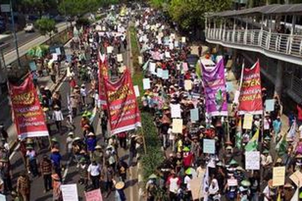 Petani tembakau yang tergabung dalam Koalisi Nasional Penyelamat Kretek (KNPK) dan Asosiasi Petani Tembakau Indonesia (APTI) berunjuk rasa menolak rancangan Peraturan Pemerintah (RPP) Tembakau di Gedung Kementrian Kesehatan, Jakarta Selatan, Selasa (3/7/2012).   