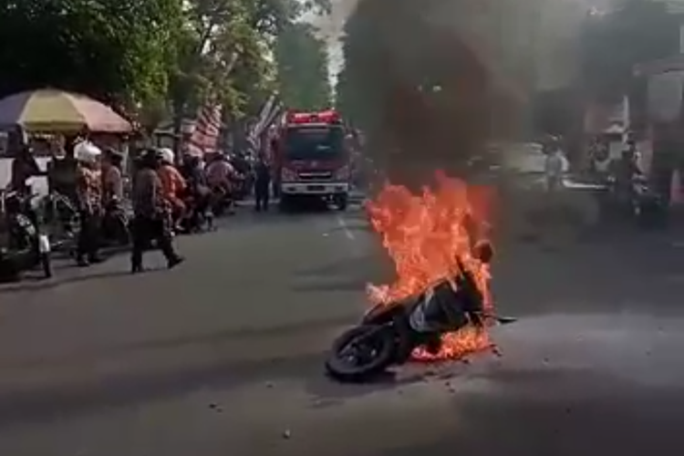 Tangkapan layar video amatir kebakaran sepeda motor di Lumajang, Rabu (24/8/2022)