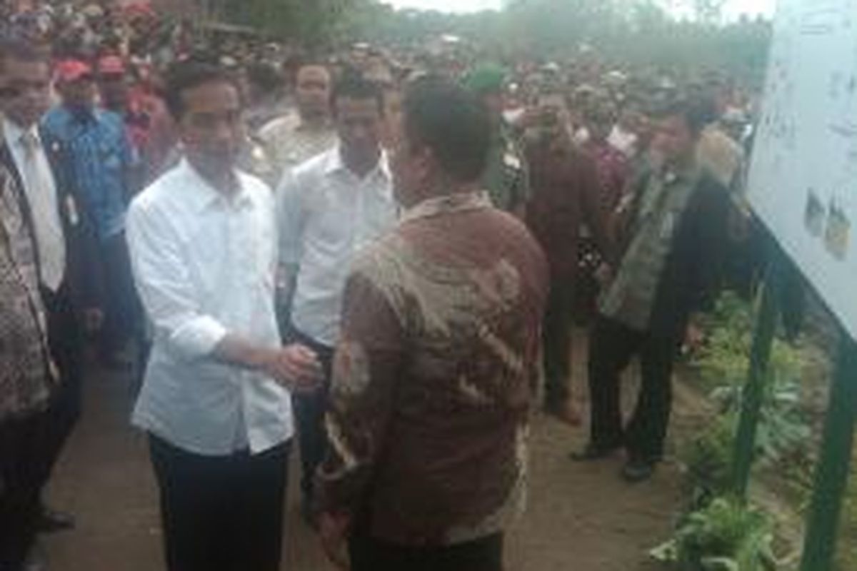 Presiden RI Joko Widodo menengok perbaikan Bendungan Budengan, di Desa Legundi, Kecamatan Karangjati, Kabupaten Ngawi, Jawa Timur, Sabtu (31/1/2015). Jokowi didampingi oleh Menteri Pertanian Andi Amran Sulaiman dan Gubernur Jawa Timur Soekarwo.