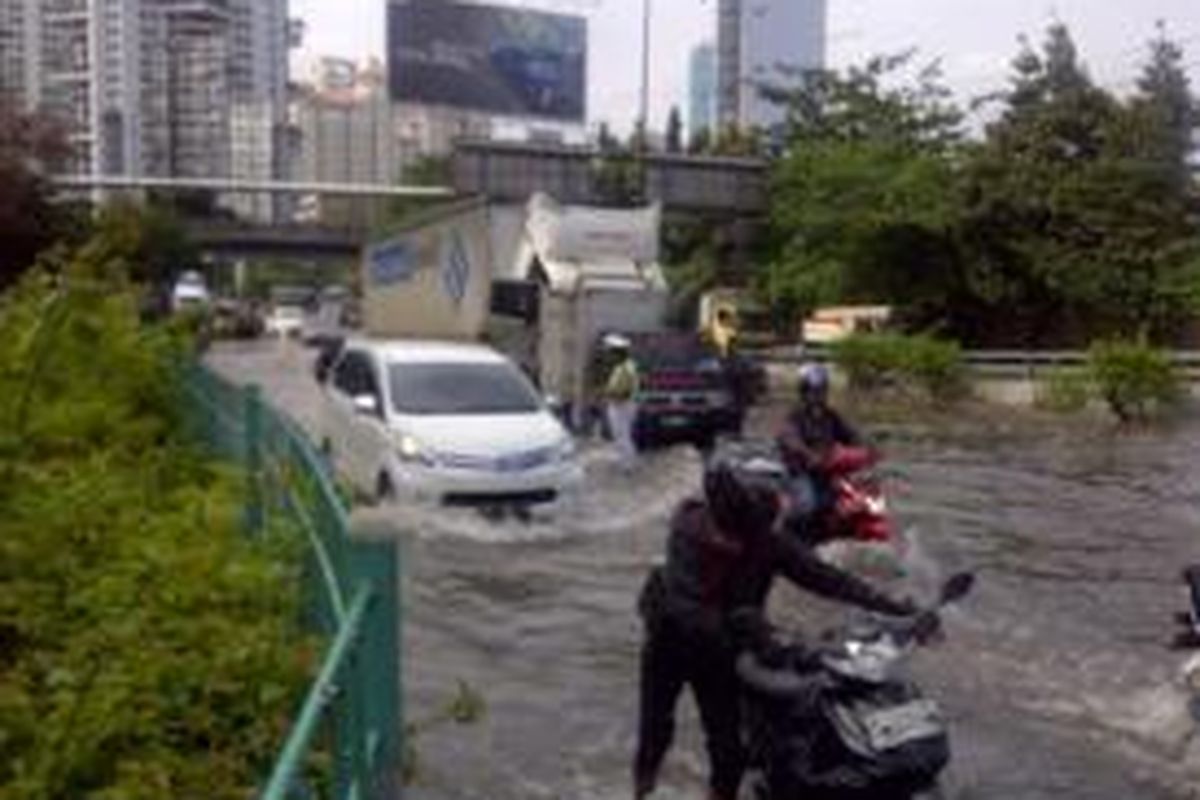 Truk kontainer mogok ketika melintasi banjir di Jalan S Parman, Jakarta Barat, Rabu (29/1/2014). Sejak Rabu subuh, truk tersebut belum dievakuasi.