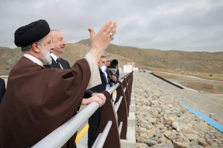 Presiden Iran Ebrahim Raisi dan Presiden Azerbaijan Ilham Aliyev mengunjungi bendungan Qiz-Qalasi di perbatasan Azerbaijan-Iran, 19 Mei 2024.