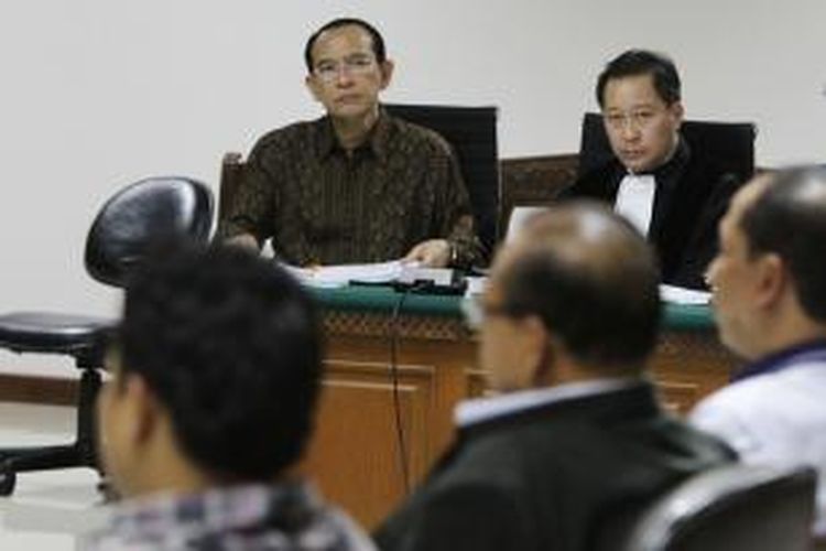 Terdakwa kasus dugaan korupsi penyelenggaraan haji, Suryadharma Ali, mendengarkan keterangan saksi saat menjalani sidang lanjutan di Pengadilan Tipikor, Jakarta Selatan, Senin (5/10/2015). Jaksa Penuntut Umum menghadirkan empat orang saksi dari Kementerian Agama dalam persidangan tersebut.