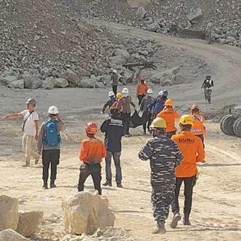 Tim SAR gabungan menggotong kantung berisi jenazah yang ditemukan di hari ke empat di area barat longsor gunung kuda Kabupaten Cirebon Jawa Barat pada Senin (2/6/2025) petang.