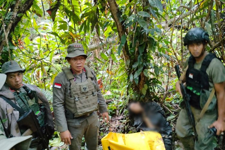 Satuan Tugas (Satgas) Madago Raya menangkap 1 DPO anggota kelompok terorisme Mujahidin Indonesia Timur (MIT) di Dusun Salubanga, Parigi Moutong, Sulawesi Tengah (Sulteng), Rabu (27/4/2022). Foto: Divisi Humas Polri