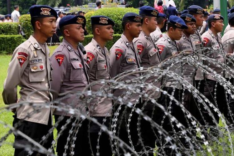 Anggota Polisi disiagakan untuk mengamankan jalannya aksi 212 yang berlangsung di depan Kompleks Parlemen Senayan, Jakarta Pusat, Selasa (21/2/2017). Aksi 212 tersebut digelar dalam rangka menuntut DPR agar segera mengambil tindakan agar Gubernur DKI Jakarta Basuki Tjahaja Purnama diberhentikan dari jabatannya.