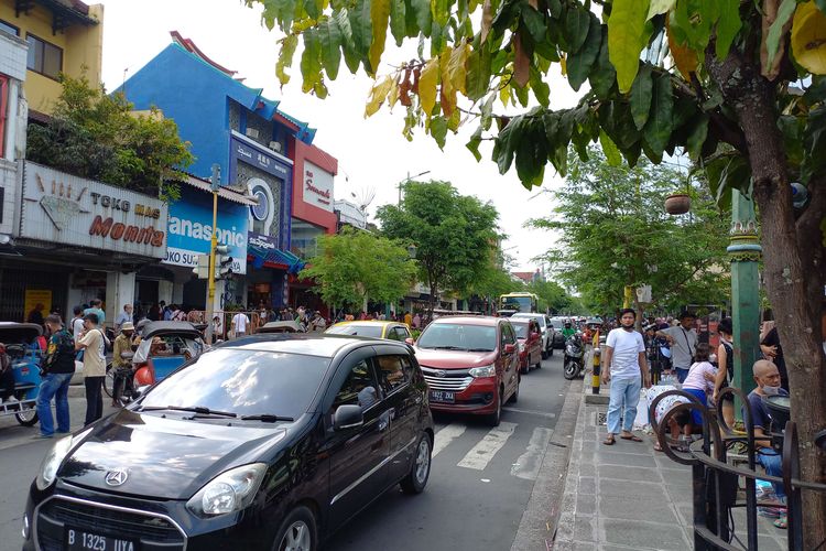 Jalan Malioboro dipadati oleh para wisatawan yang berlibur saat liburan Lebaran, Jumat (6/5/2022).