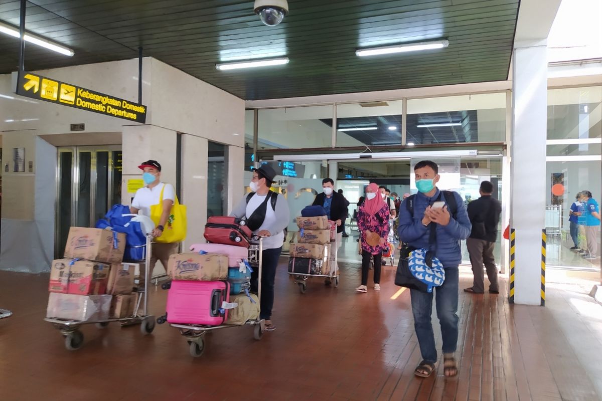 Penumpang pesawat yang baru saja tiba dari perjalanan dalam negeri di Terminal 2 Bandara Soekarno-Hatta, Minggu (3/1/2021).