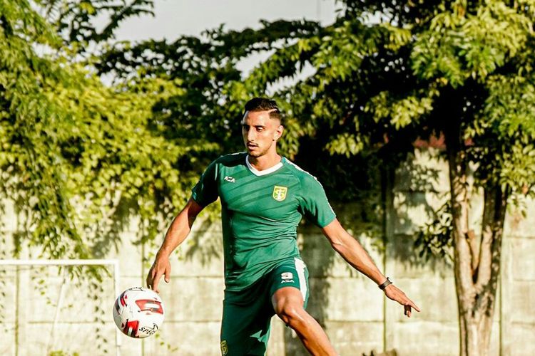 Pemain asing Persebaya Surabaya, Mahmoud Eid latihan perdana di Stadion Pusaka Karangan Surabaya, Jawa Timur, Senin (07/08/2020) sore.