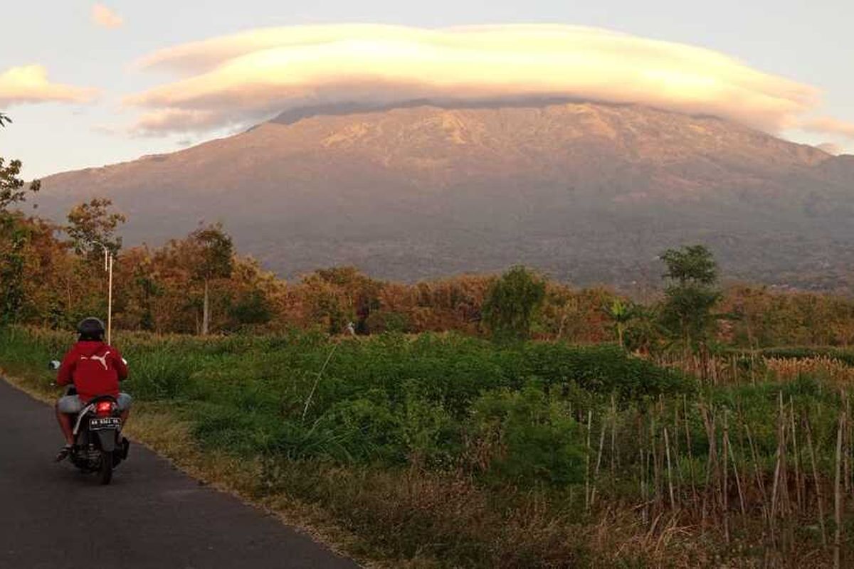 Jalur pendakian sering berkabutakibat cuaca ekstrem, Perhutani Lawu DS menutup sementara jalur pendakian dari Pos Cemoro Sewu.