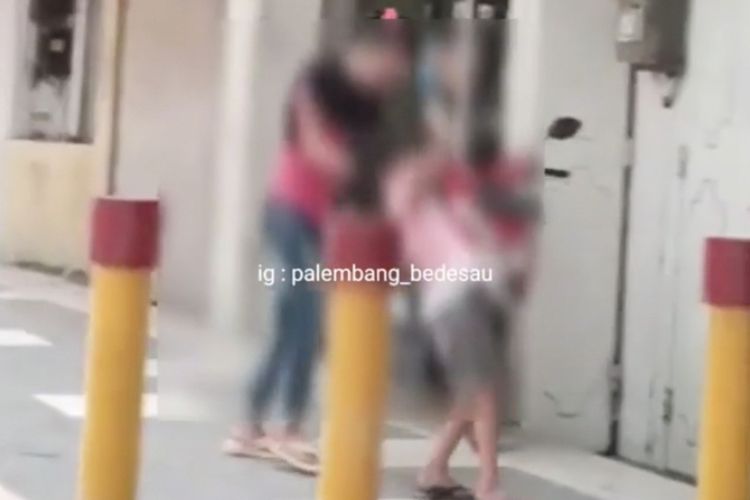 Aksi kekerasan seorang bocah perempuan di Palembang mendadak viral lantaran korban tak menyukupi uang setoran hasil mengemis kepada neneknya.