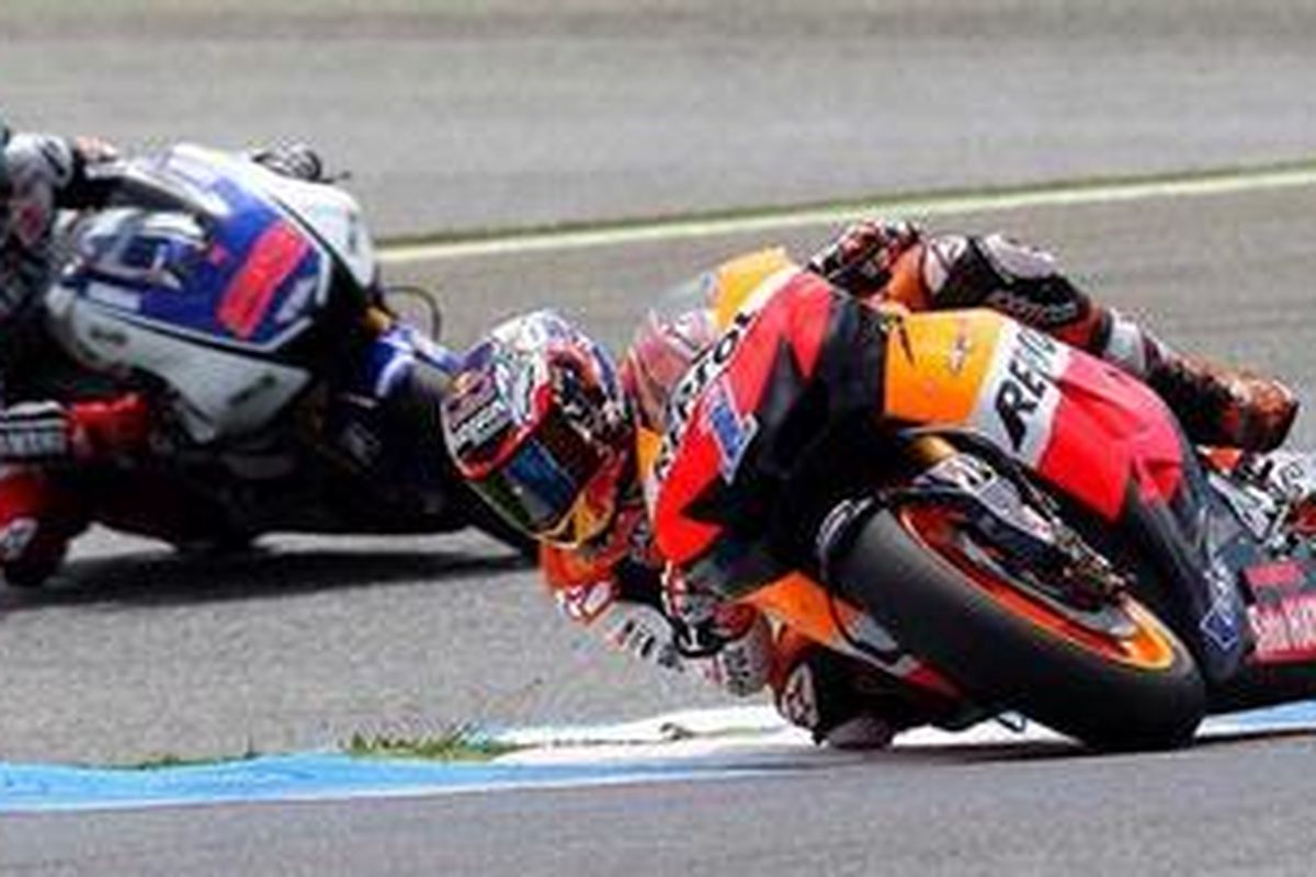 Persaingan pebalap Repsol Honda, Casey Stoner (depan), dengan pebalap Yamaha, Jorge Lorenzo, di GP Portugal, Minggu (6/5/2012).