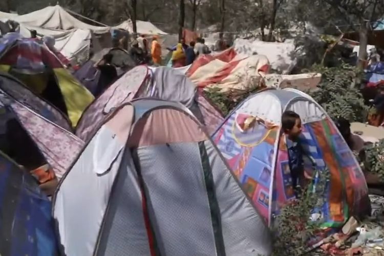Kamp darurat warga Afghanistan di semak belukar pinggiran kota Kabul saat melarikan diri dari serangan Taliban di wilayah tempat tinggal mereka. [SS/YOUTUBE/BBC]